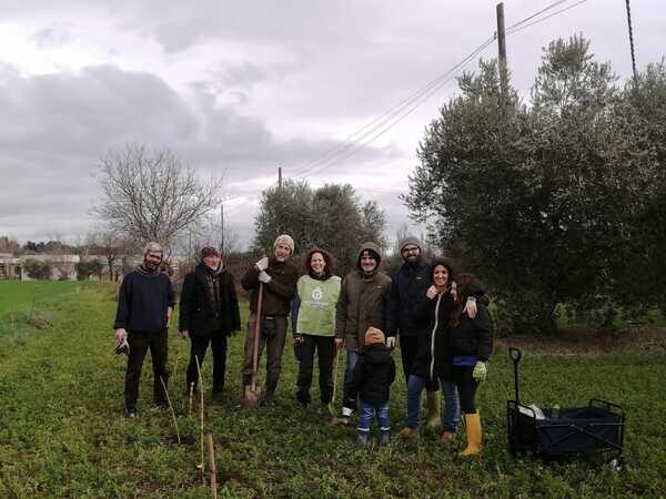 Foto di gruppo dei partner che hanno contribuito alla piantumazione alla Tana del Riccio, Castelbellino